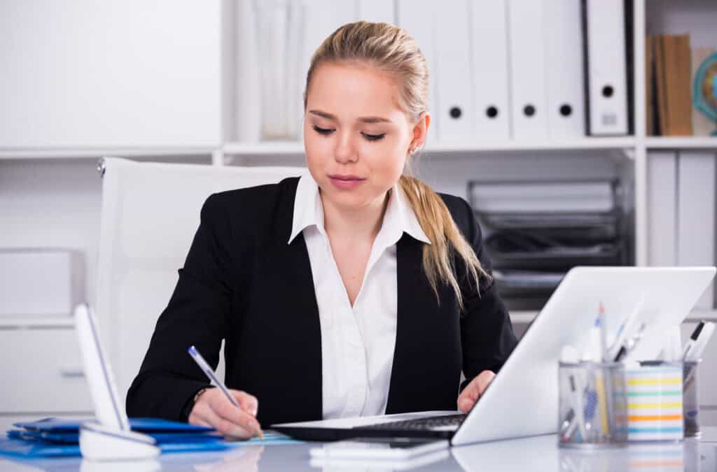 Female interim payroll specialist focused on work